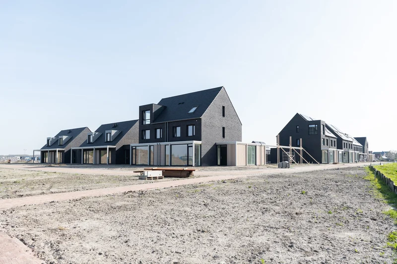 Hofstee I opgeleverd, 2 laatste woningen Hofstee II mét garage en carport